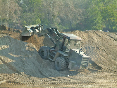 Einsatz des Schwenkladers AS 12 B beim Beseitigen von Dammschäden!